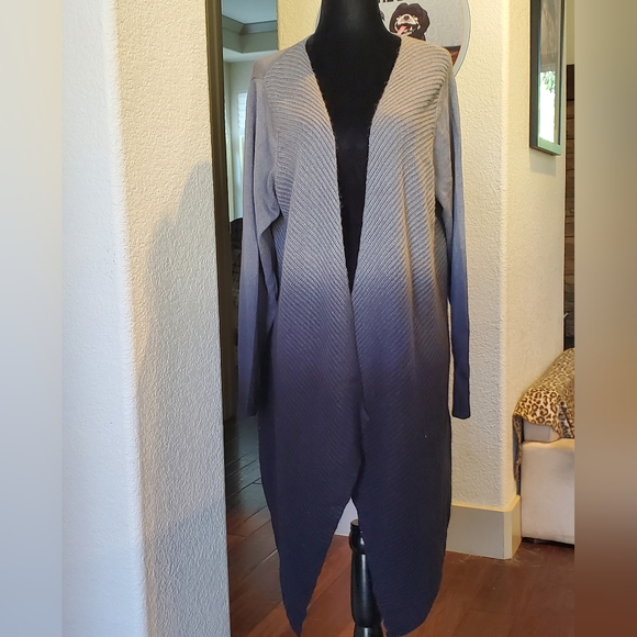 Gray and black ombre cardigan - Picture 3 of 12